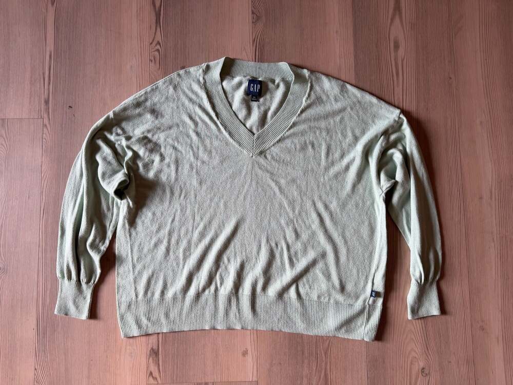 Gap Women's V-Neck Lightweight Long-Sleeve Sweater in Sage Green